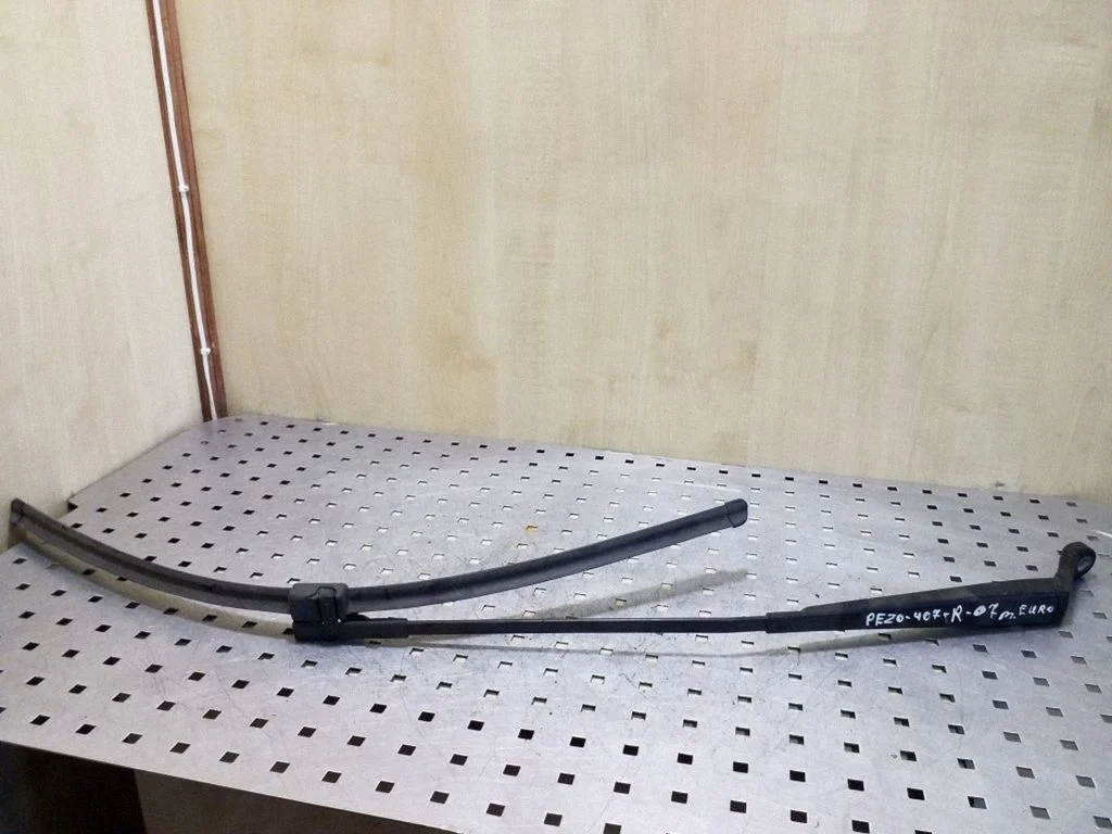 Front wiper blade arm – right