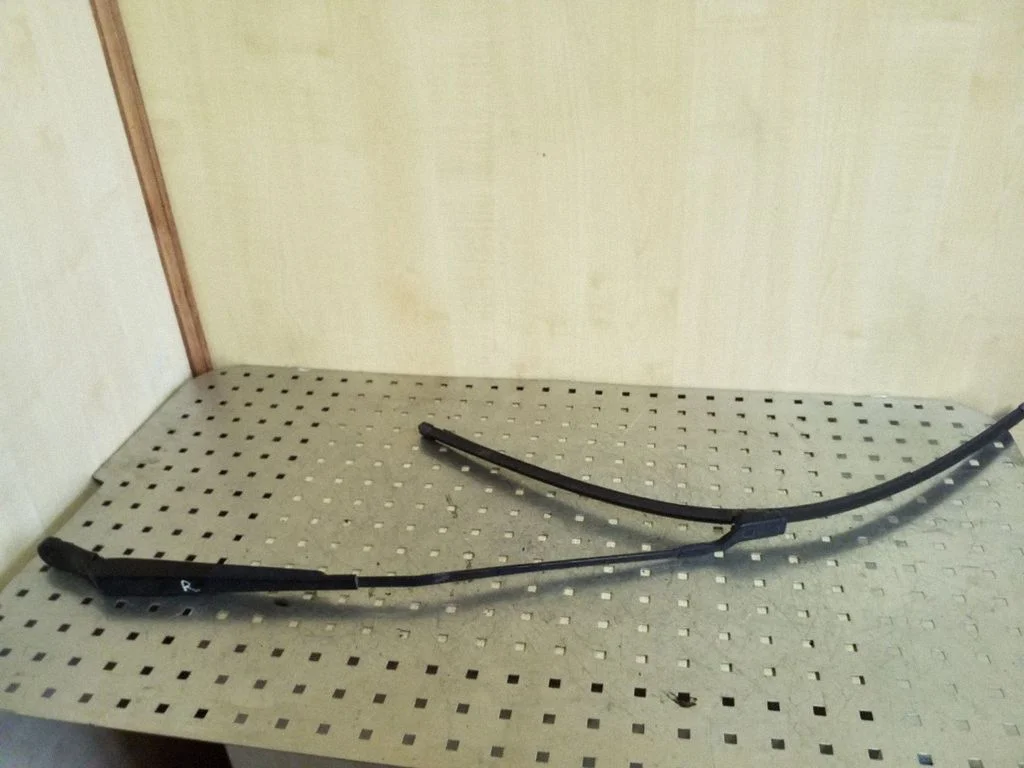 Front wiper blade arm 3392125759R
