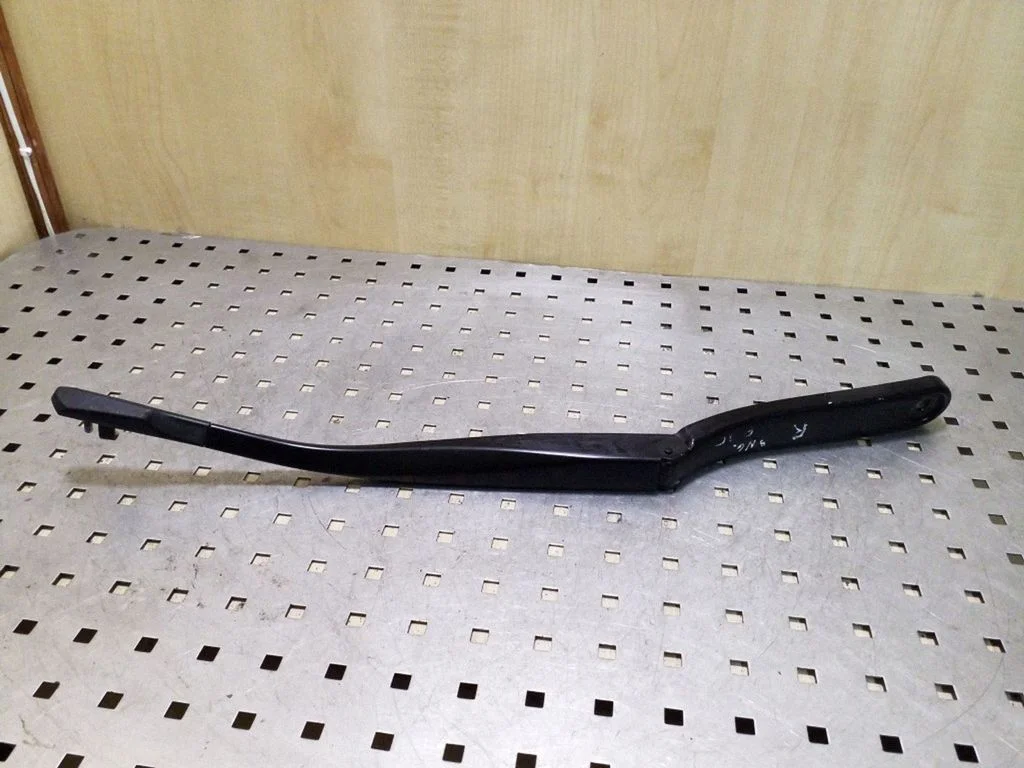 Front wiper blade arm 61617182460