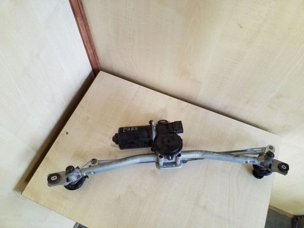 Front wiper linkage