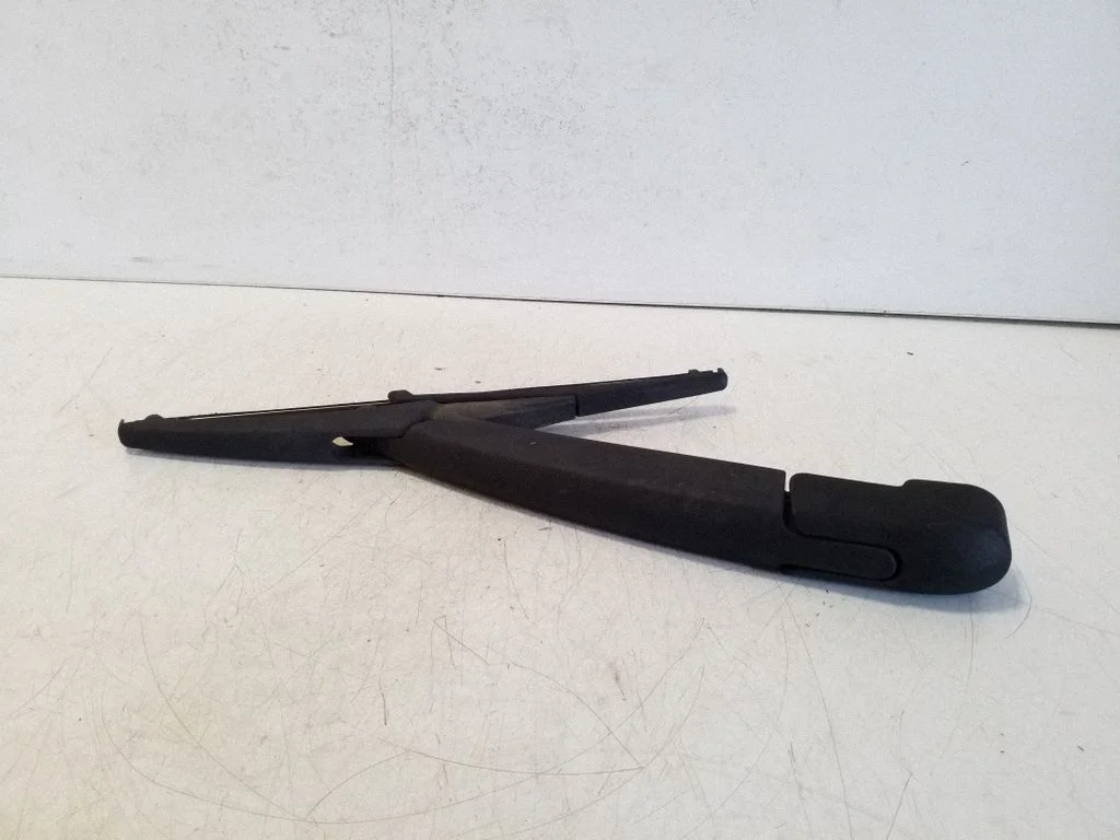 Rear wiper blade arm