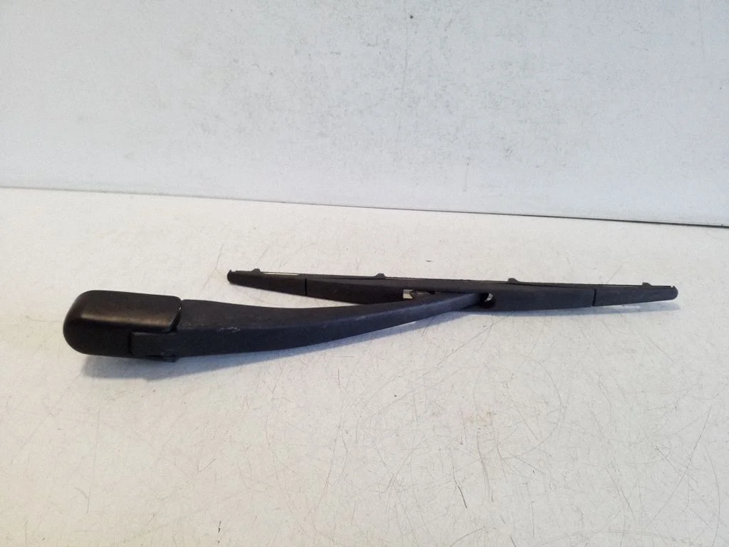 Rear wiper blade arm – Nissan Pathfinder R51 (2005-2012)