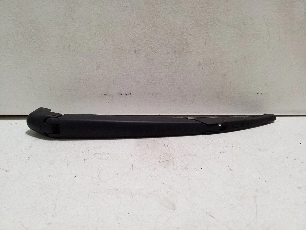 Rear wiper blade arm