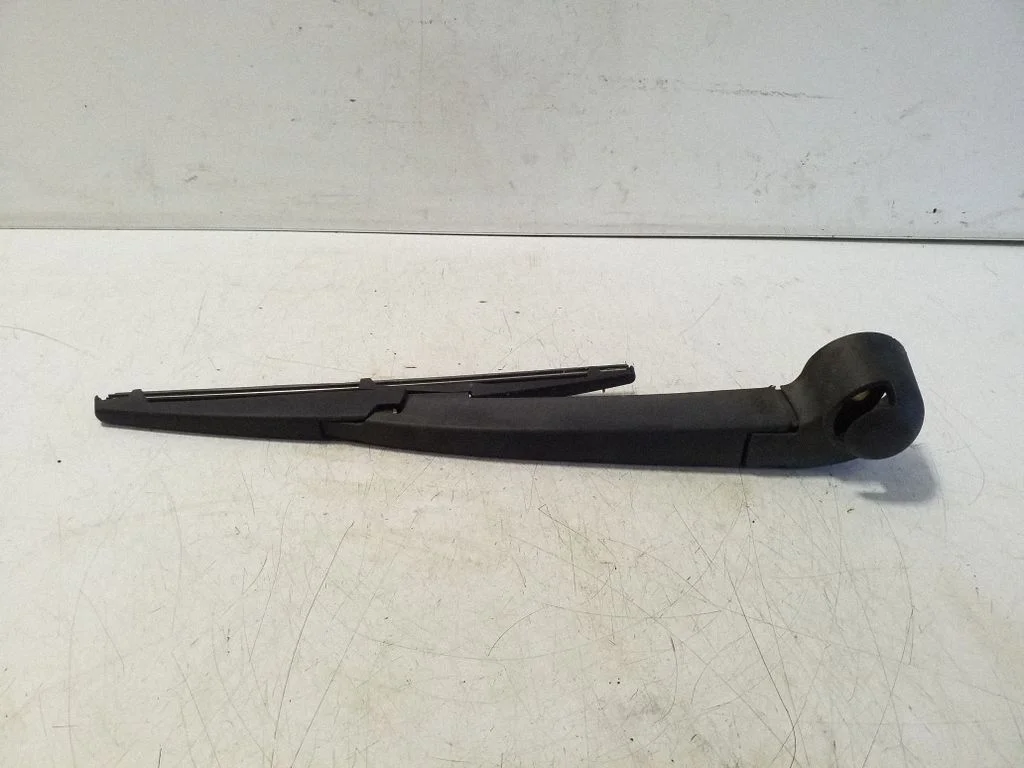 Rear wiper blade arm