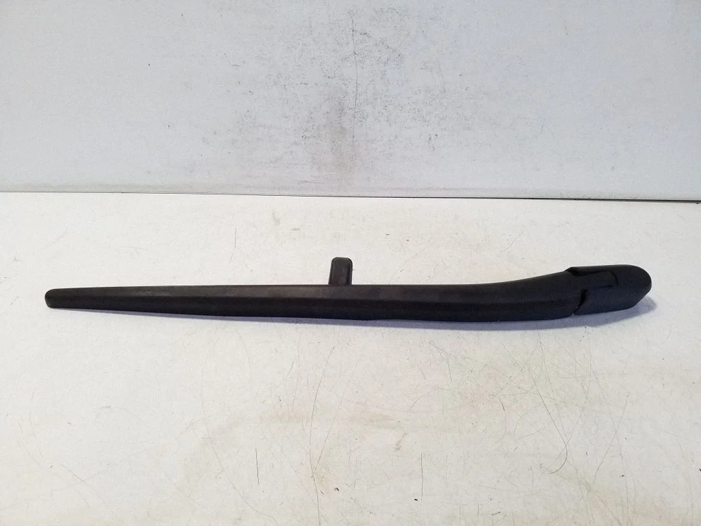 Rear wiper blade arm