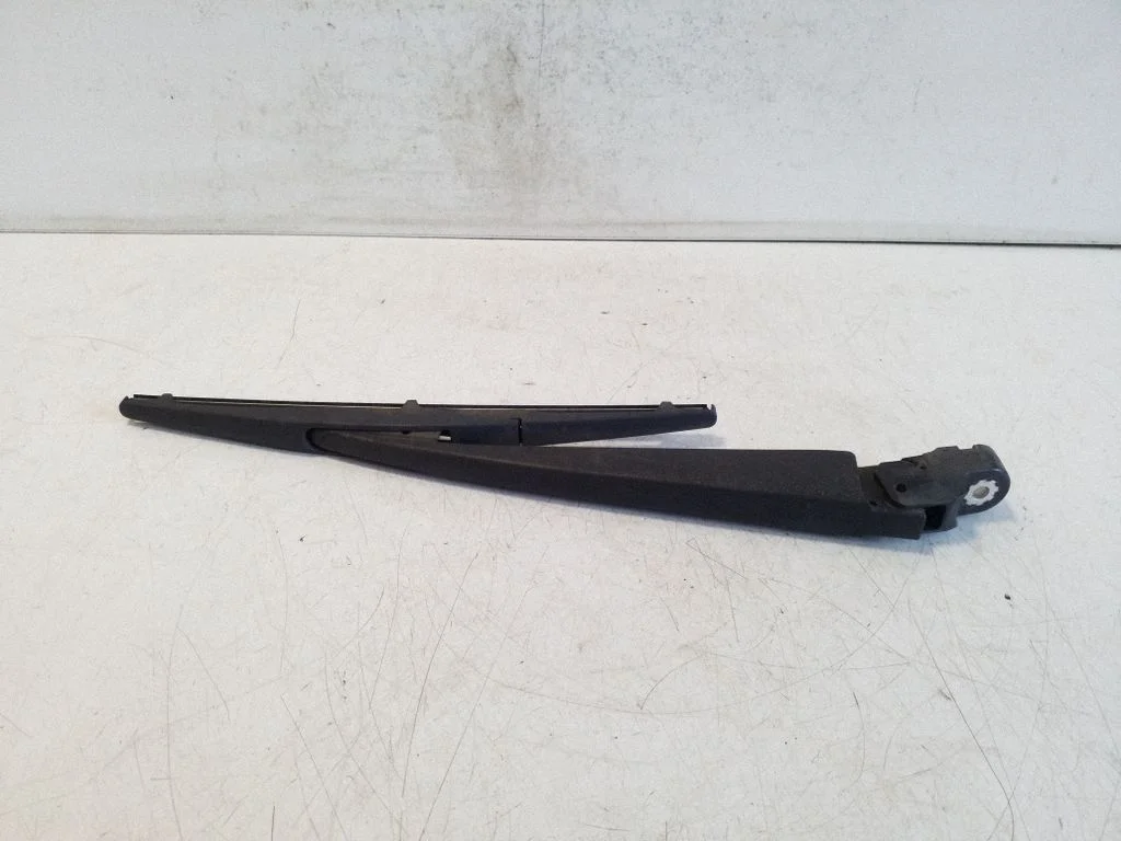 Rear wiper blade arm