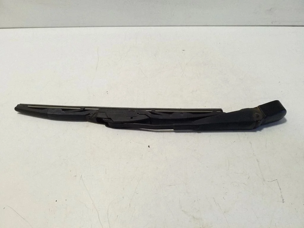 Rear wiper blade arm