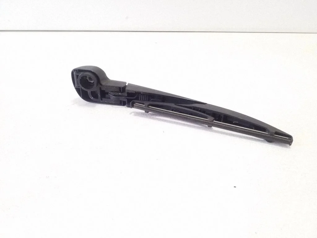 Rear wiper blade arm