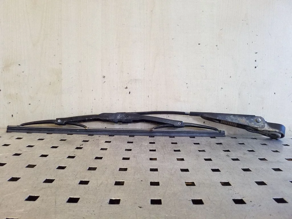 Rear wiper blade arm