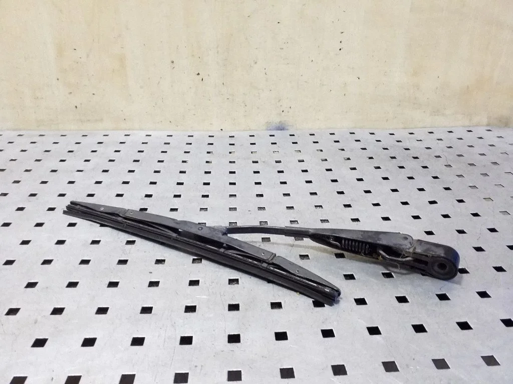 Rear wiper blade arm