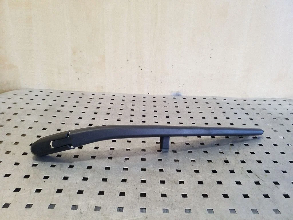 Rear wiper blade arm