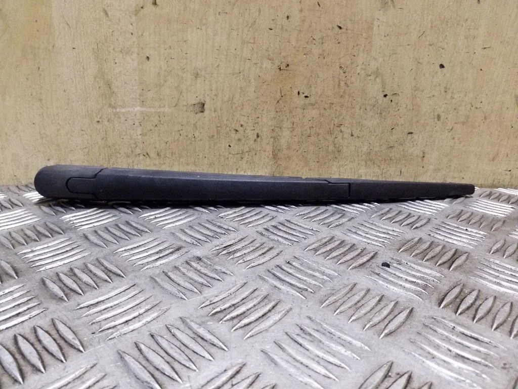 Rear wiper blade arm