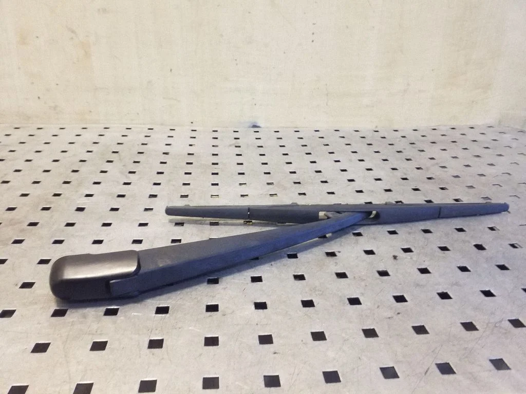 Rear wiper blade arm