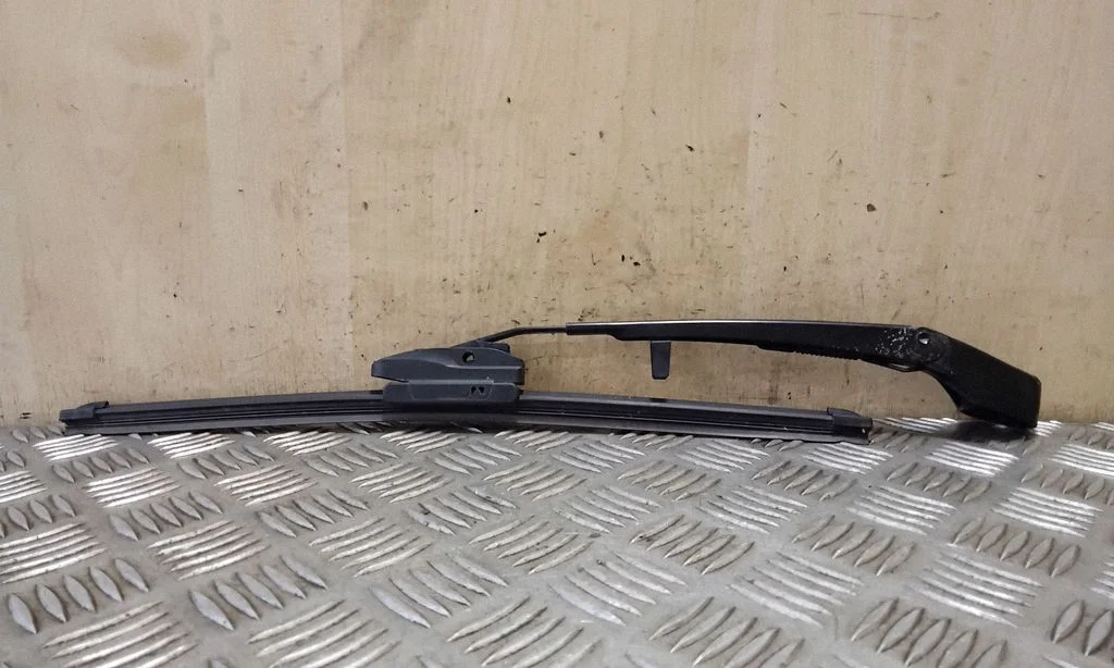 Rear wiper blade arm