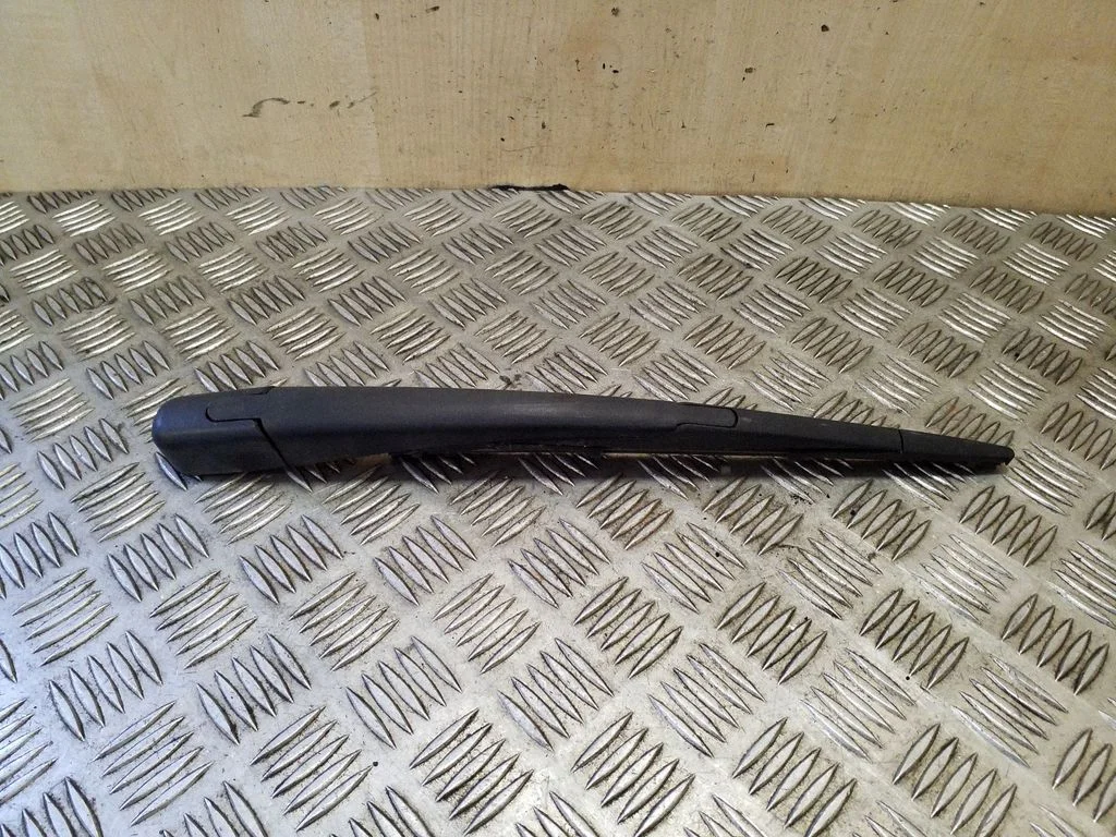Rear wiper blade arm