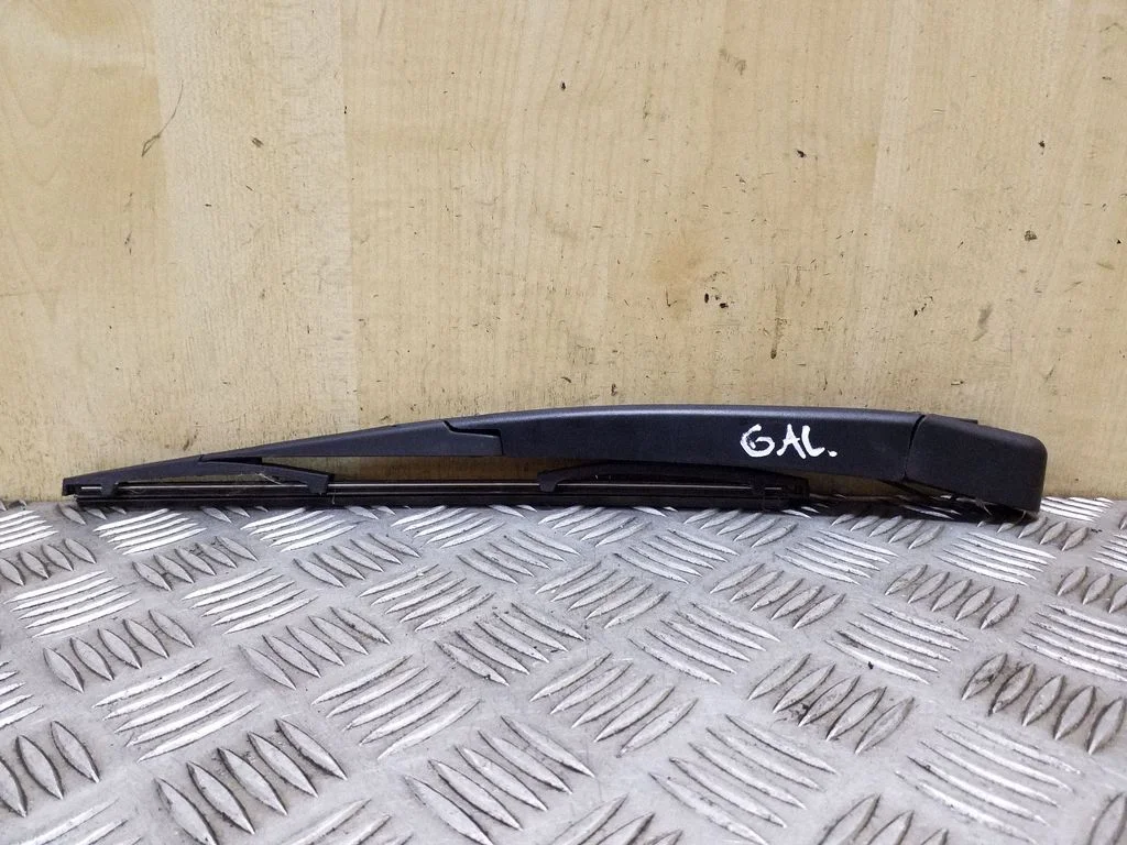 Rear wiper blade arm