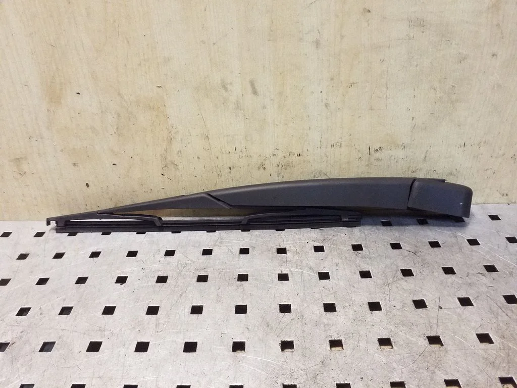 Rear wiper blade arm