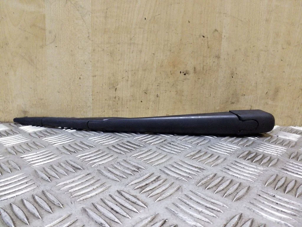 Rear wiper blade arm