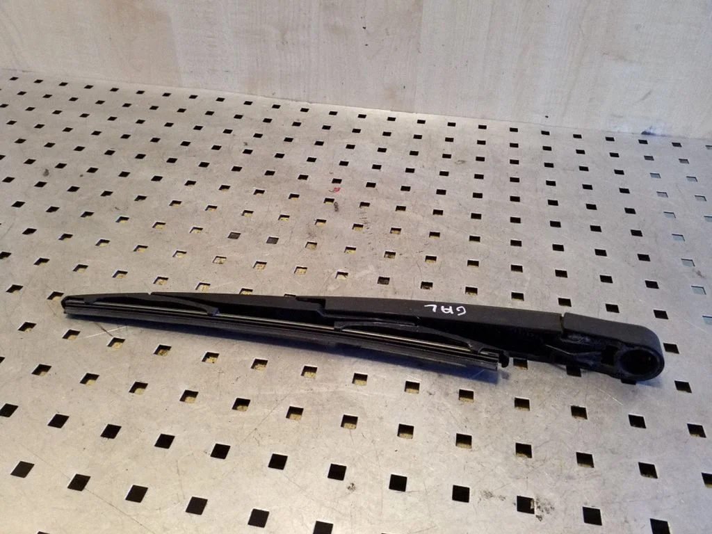 Rear wiper blade arm