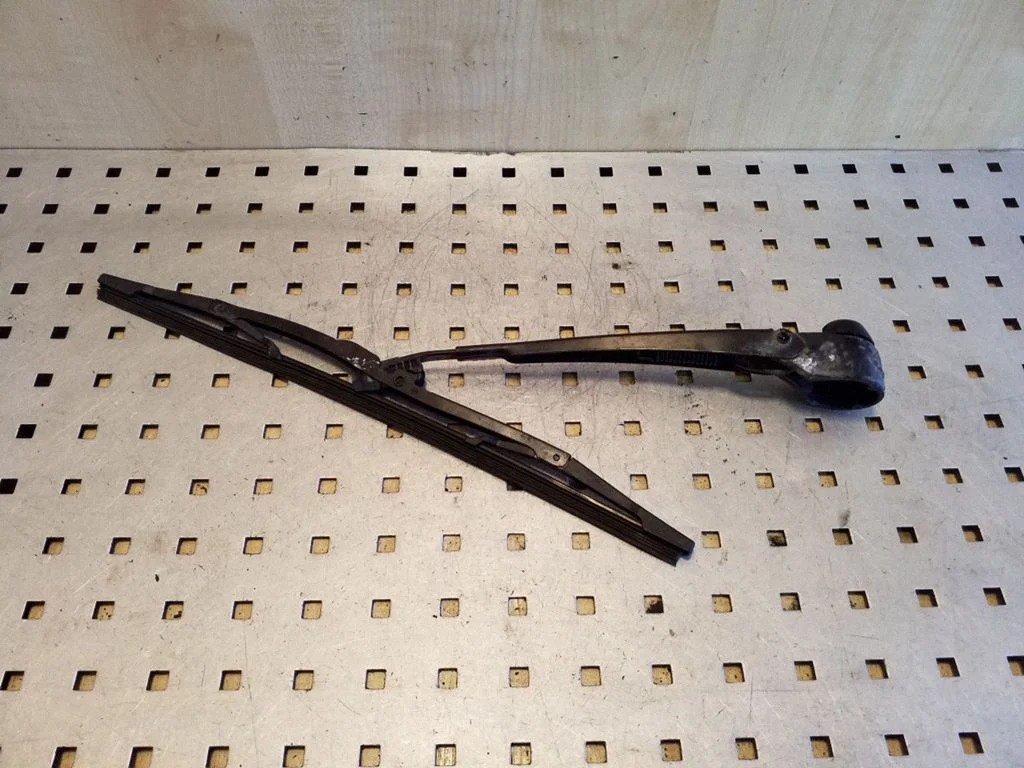 Aizmugurējā stikla tīrītāja svira 8D9955407