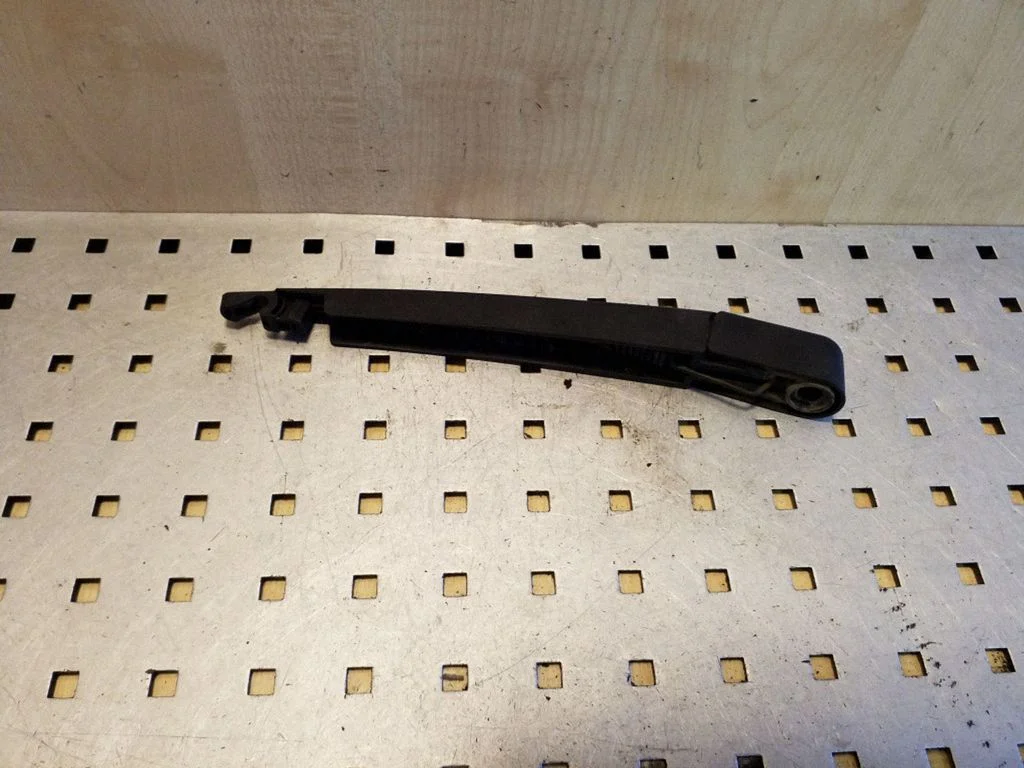 Rear wiper blade arm