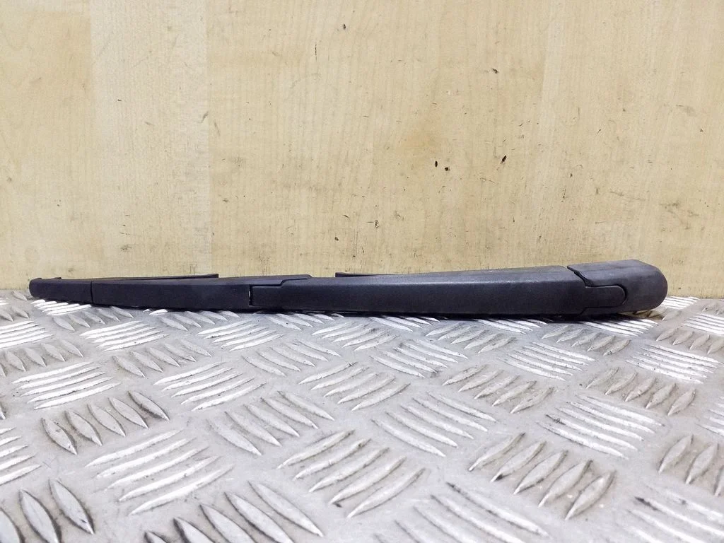 Rear wiper blade arm