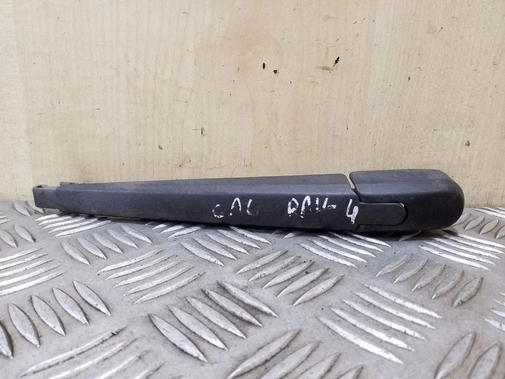 Rear wiper blade arm