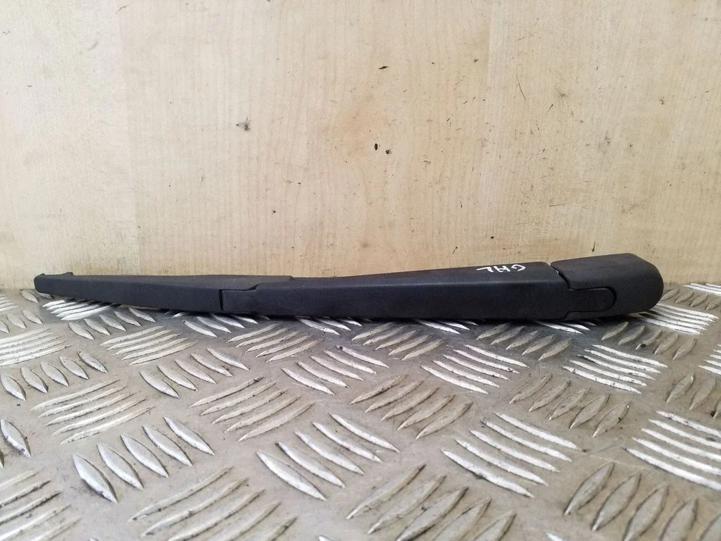 Rear wiper blade arm
