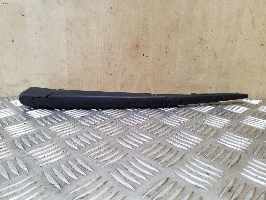 Rear wiper blade arm