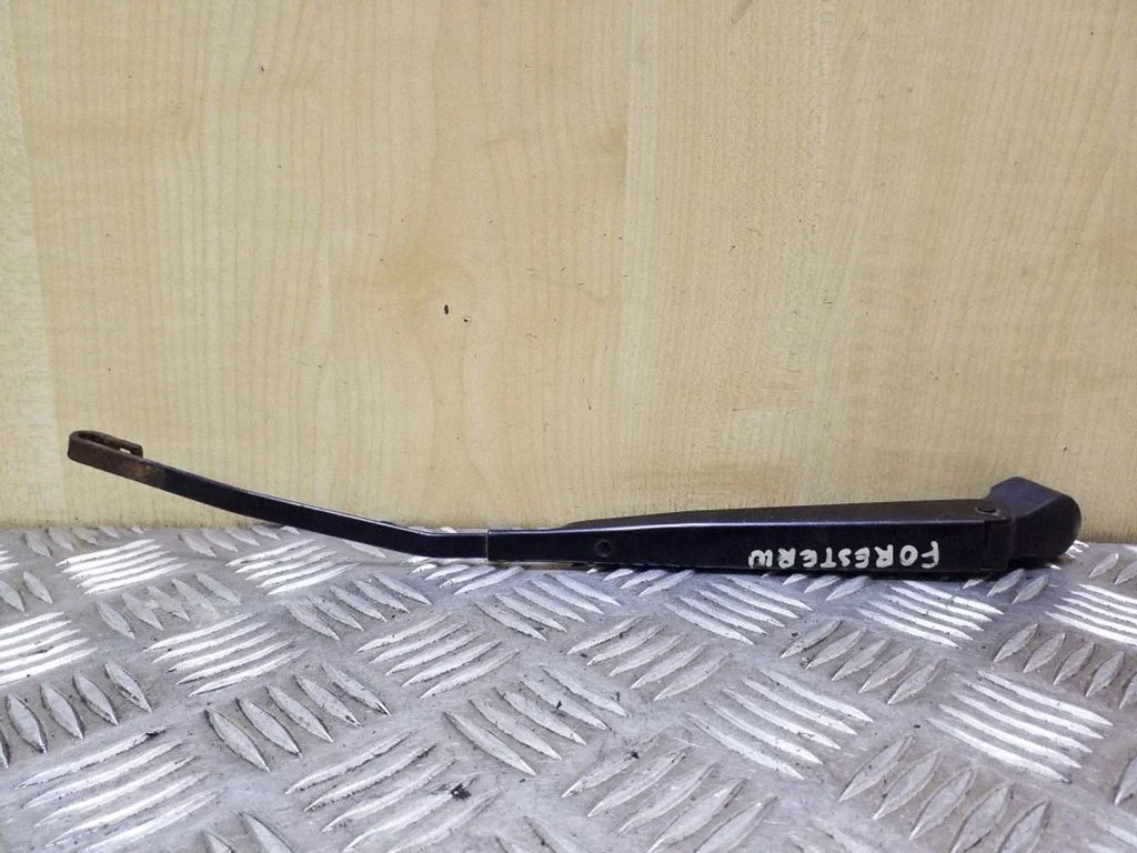 Rear wiper blade arm
