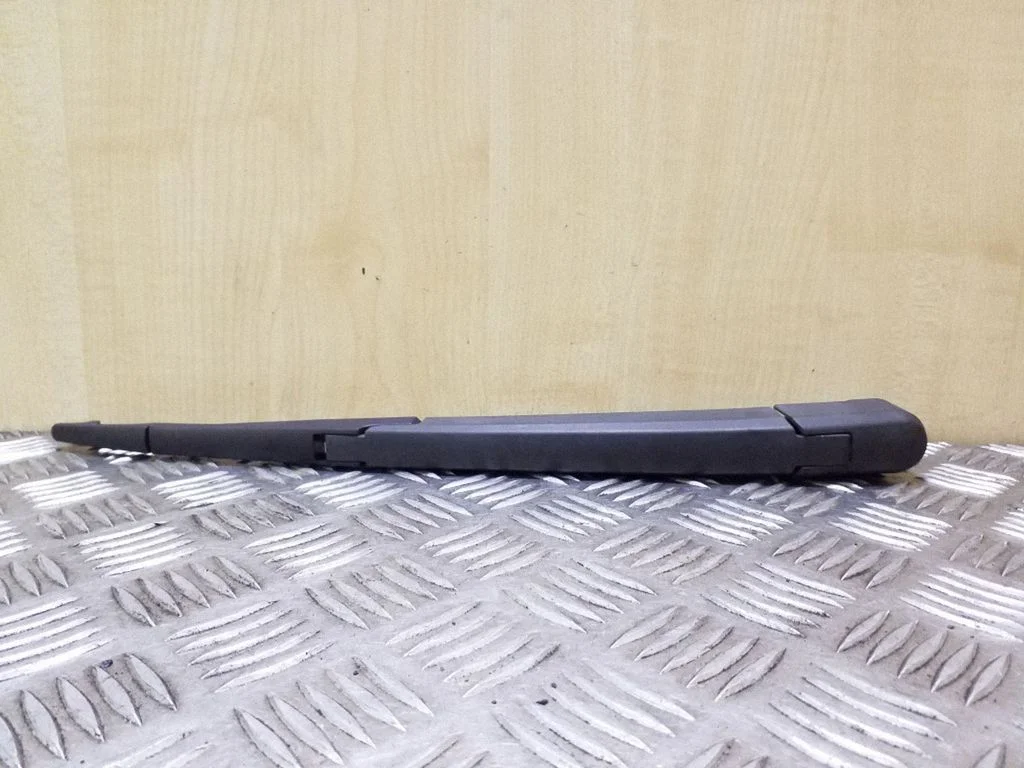 Rear wiper blade arm