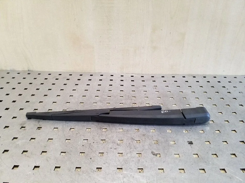 Rear wiper blade arm
