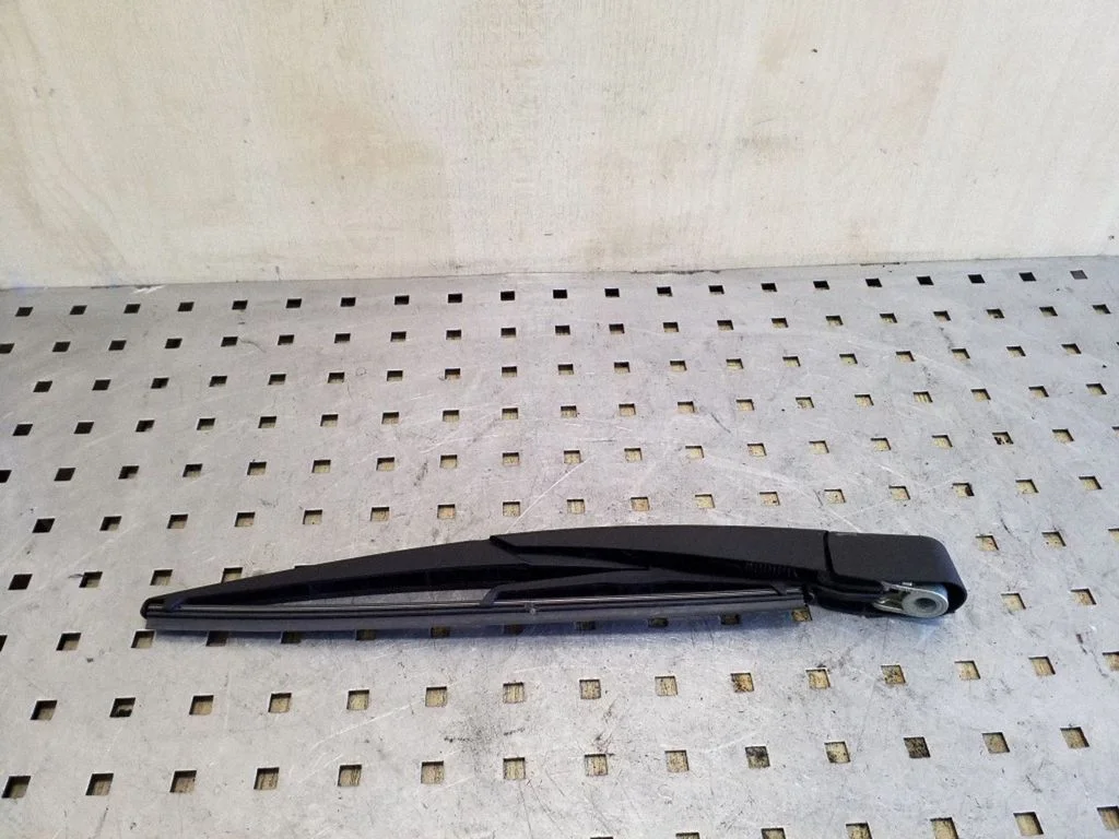 Rear wiper blade arm