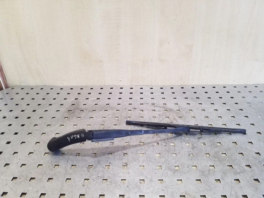 Rear wiper blade arm