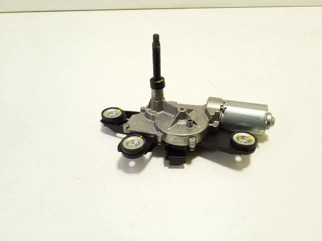 Tagaklaasi kojamehe mootor CN1517K441BB