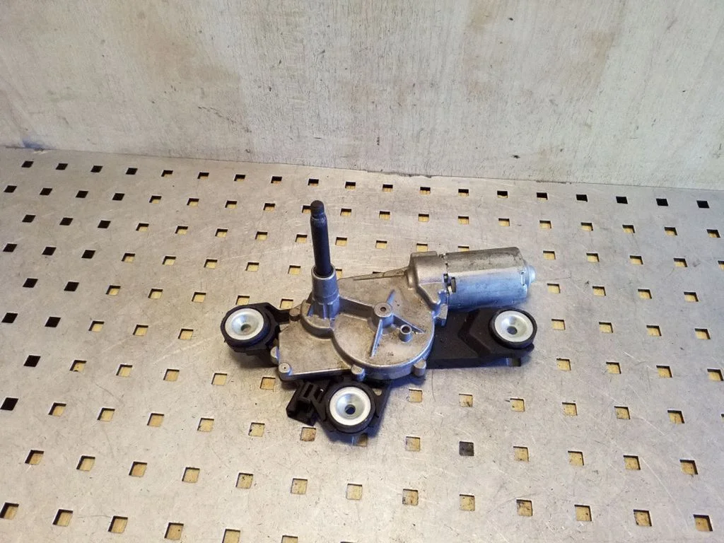 Aizmugurējā stikla tīrītāja motoriņš 0390201875
