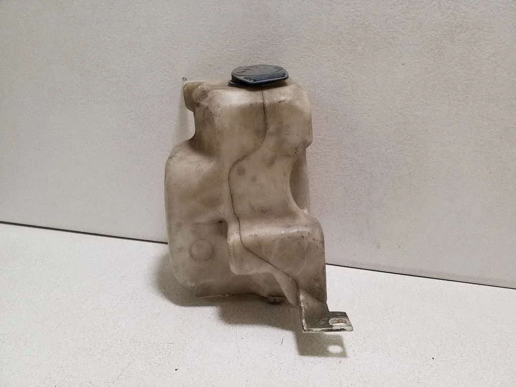 Logu mazgāšanas šķidruma tvertne – Volkswagen Bora (1998-2005)