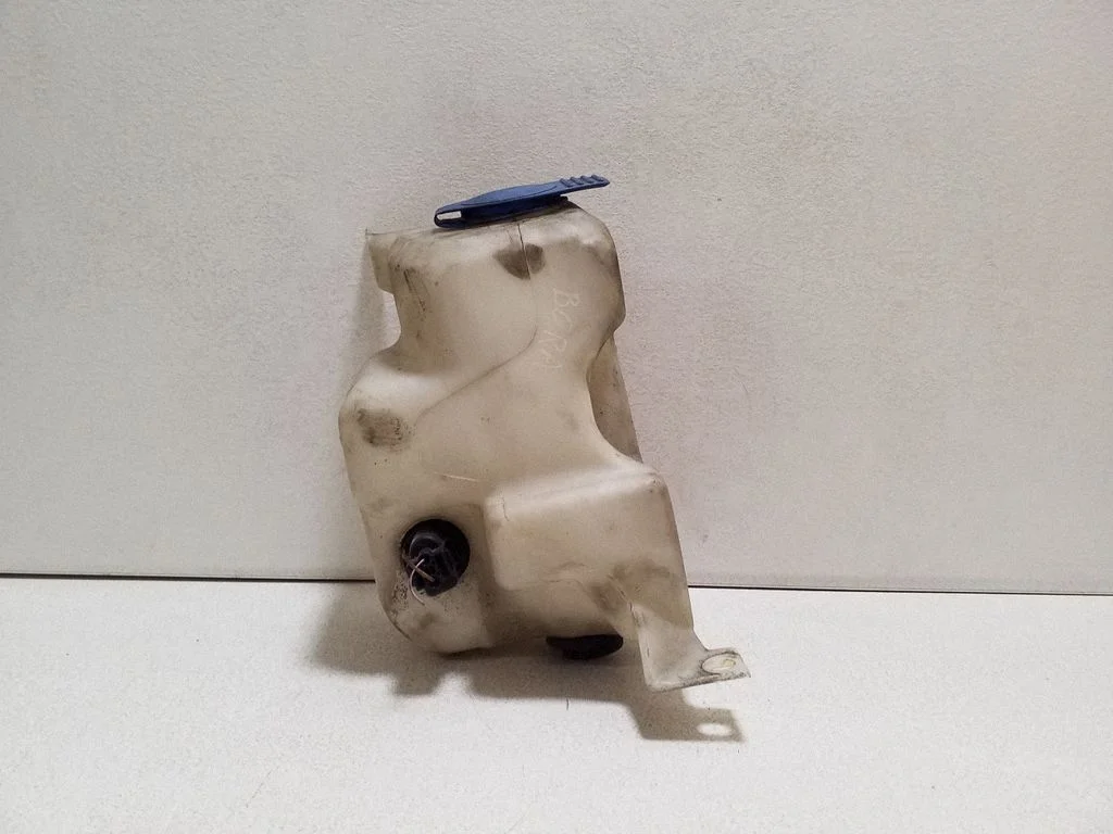 Logu mazgāšanas šķidruma tvertne – Volkswagen Bora (1998-2005)
