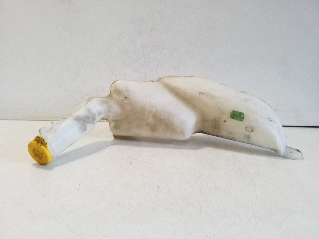 Windshield washer fluid reservoir/tank