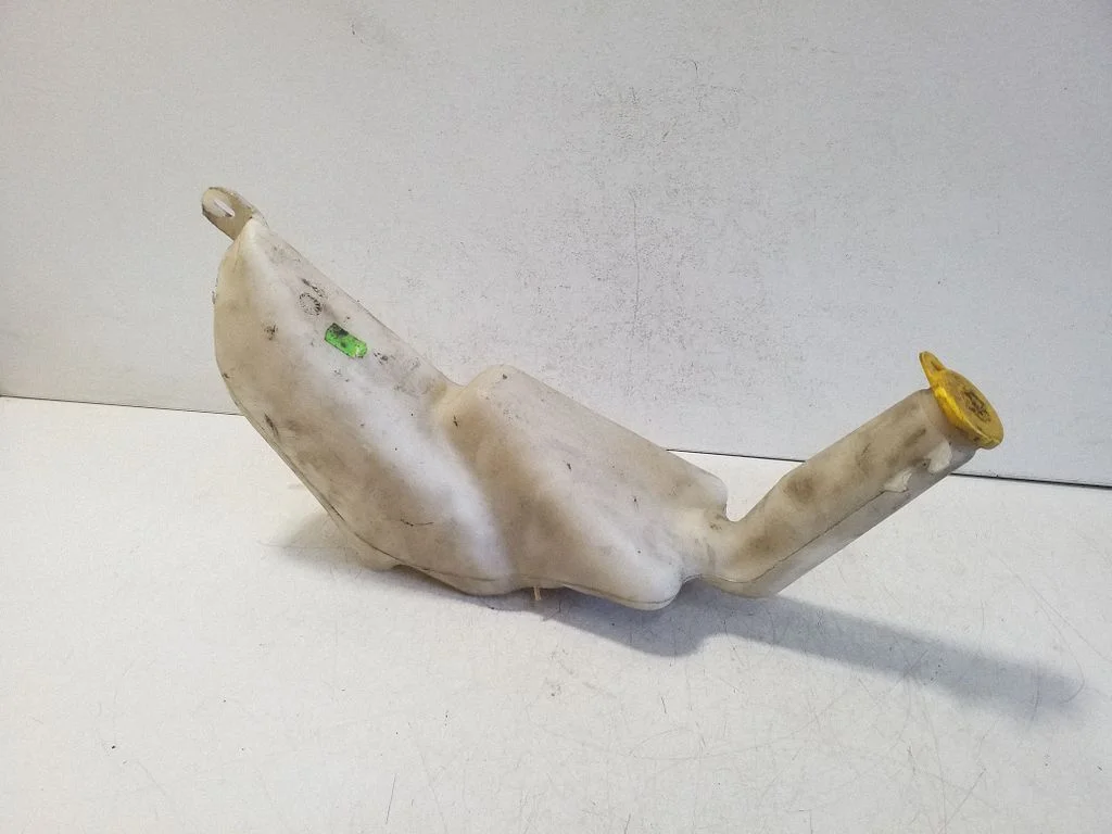 Windshield washer fluid reservoir/tank