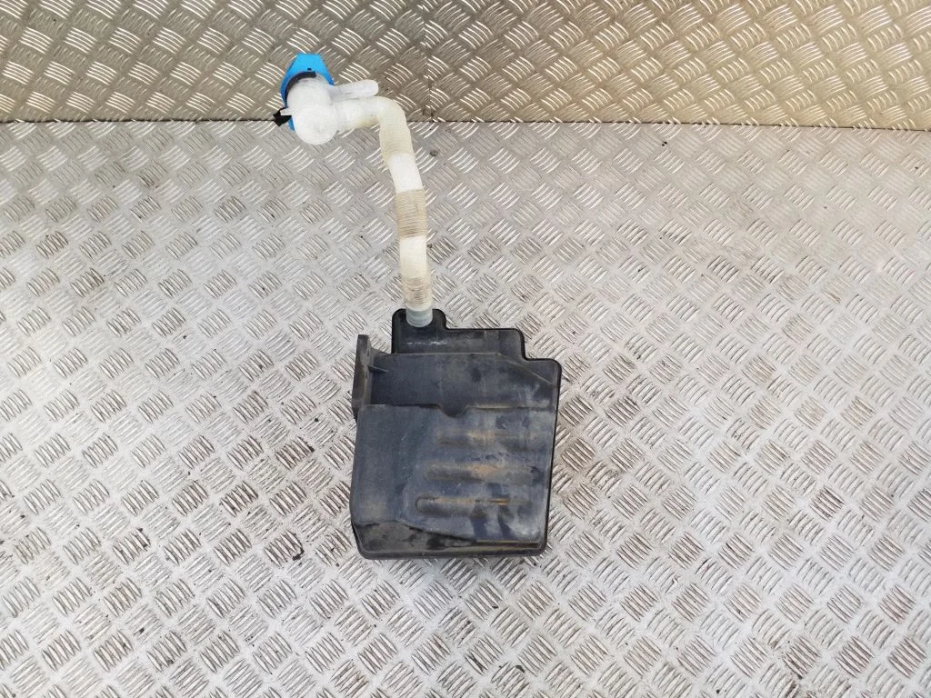 Windshield washer fluid reservoir/tank – Volkswagen Golf Plus (2005-2013)