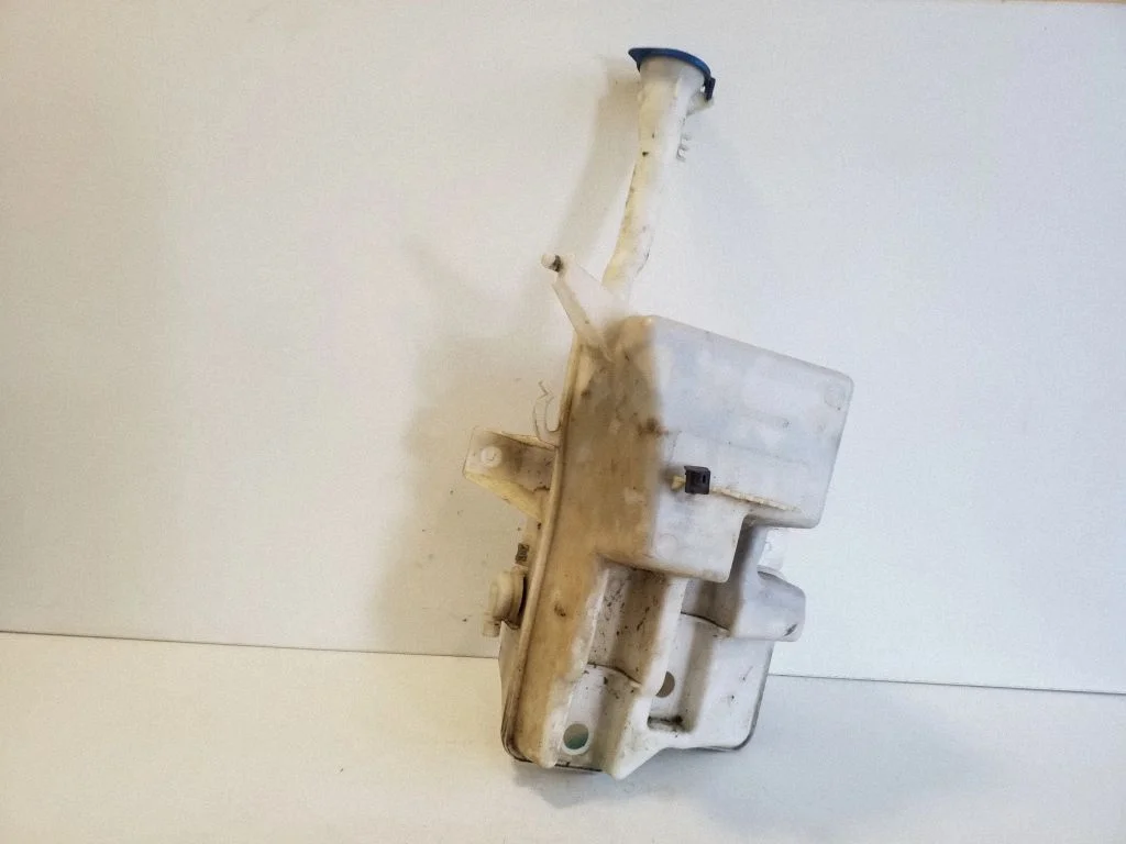 Windshield washer fluid reservoir/tank 31276094