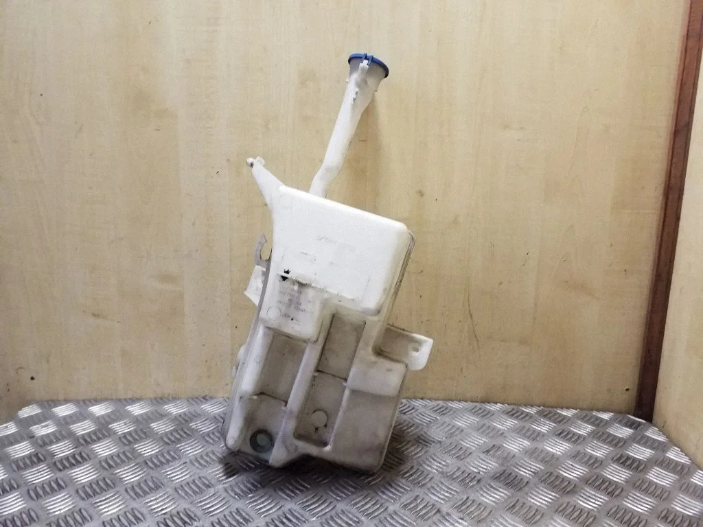 Windshield washer fluid reservoir/tank 31276094