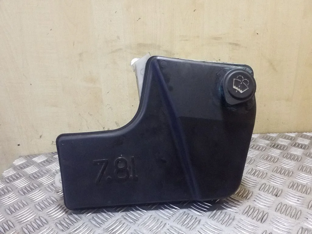 Windshield washer fluid reservoir/tank 61678252738