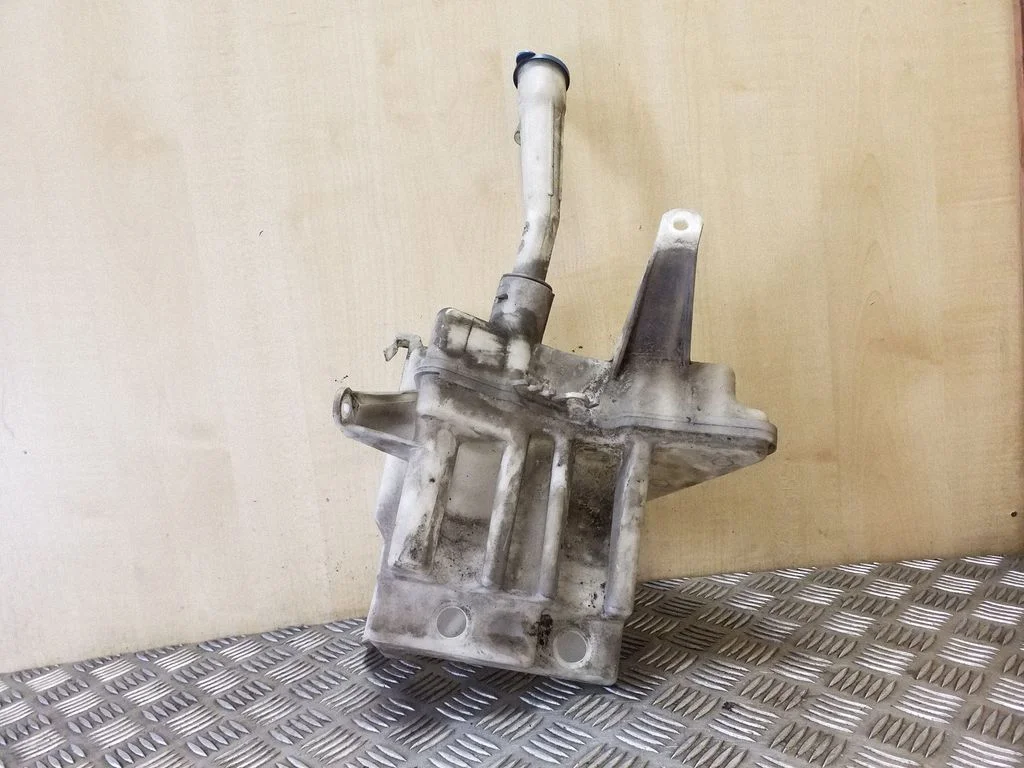 Windshield washer fluid reservoir/tank 1006092