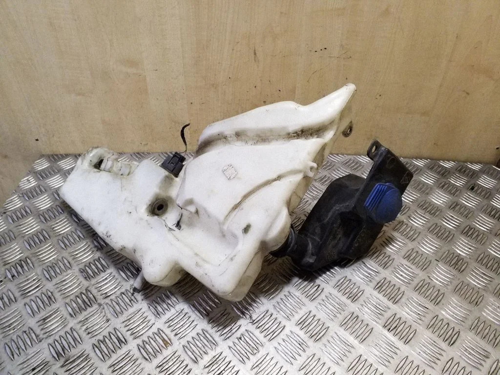 Klaasipesuvedeliku paak 8T0955453C