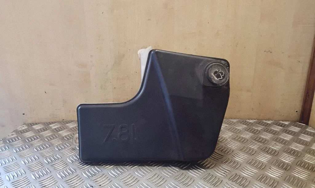 Windshield washer fluid reservoir/tank 61678252738