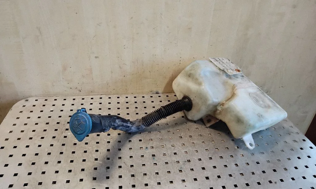 Windshield washer fluid reservoir/tank DMB000121