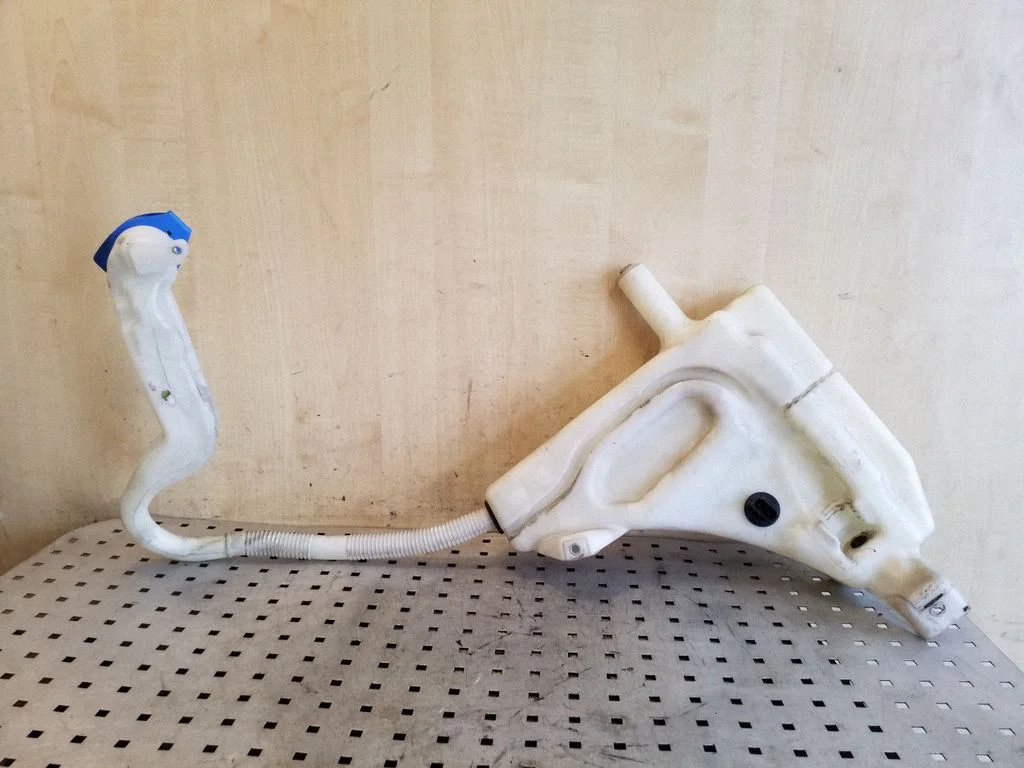 Windshield washer fluid reservoir/tank – Audi Q7 4L (2005-2015)