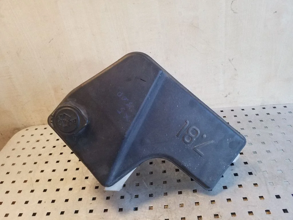 Windshield washer fluid reservoir/tank 61678252738